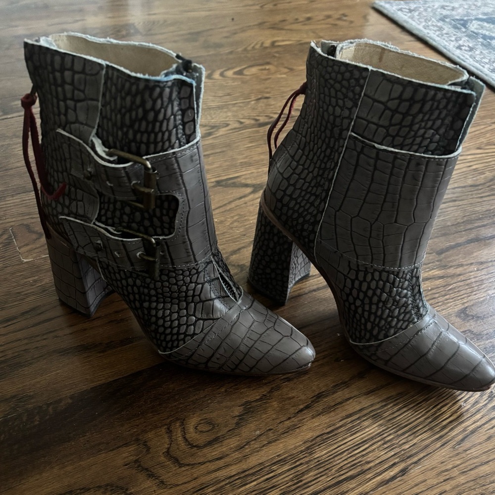 NWT Freebird by Steven Croc-Embossed Brown Ankle Boots - Picture 8 of 12